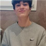 Studente superiori che aiuta i ragazzi a studiare il pomeriggio